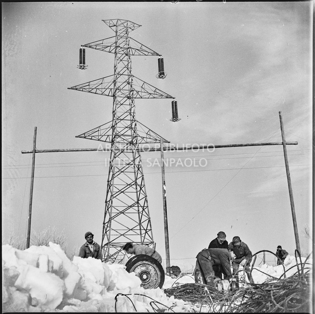 Operai al lavoro nella neve per l'allacciamento dei cavi elettrici della Edison<br>196160