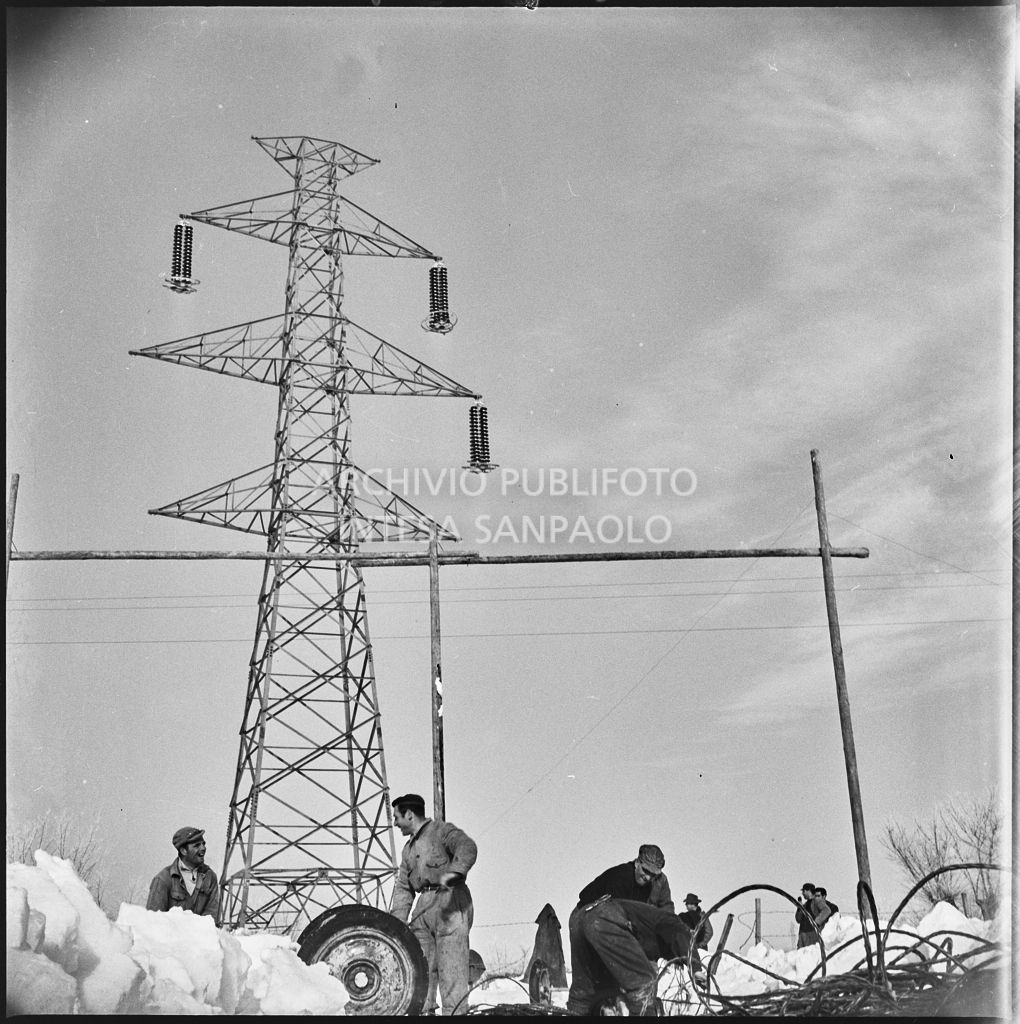 Operai al lavoro nella neve per l'allacciamento dei cavi elettrici della Edison<br>196161