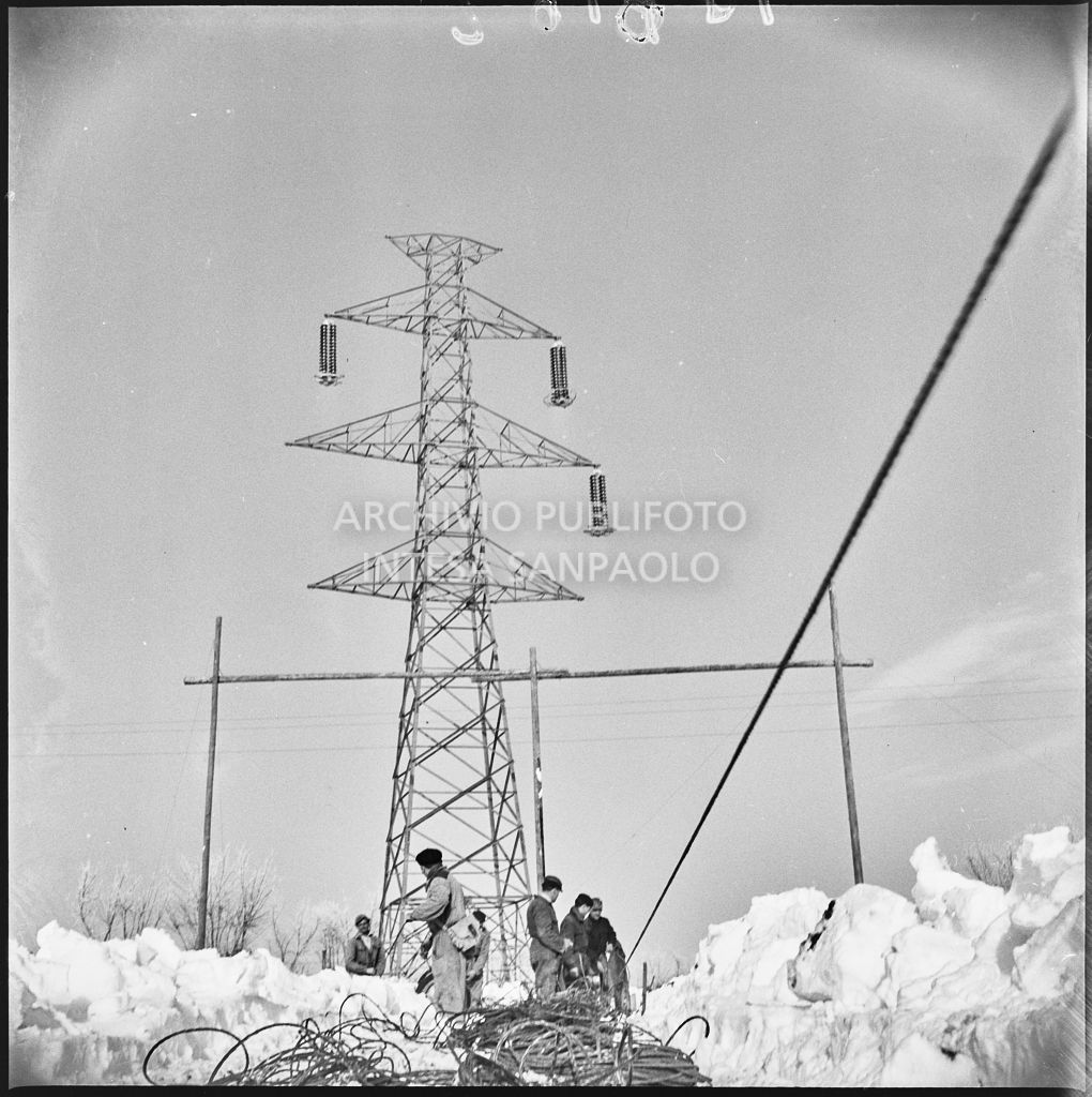 Operai al lavoro nella neve per l'allacciamento dei cavi elettrici della Edison<br>196162