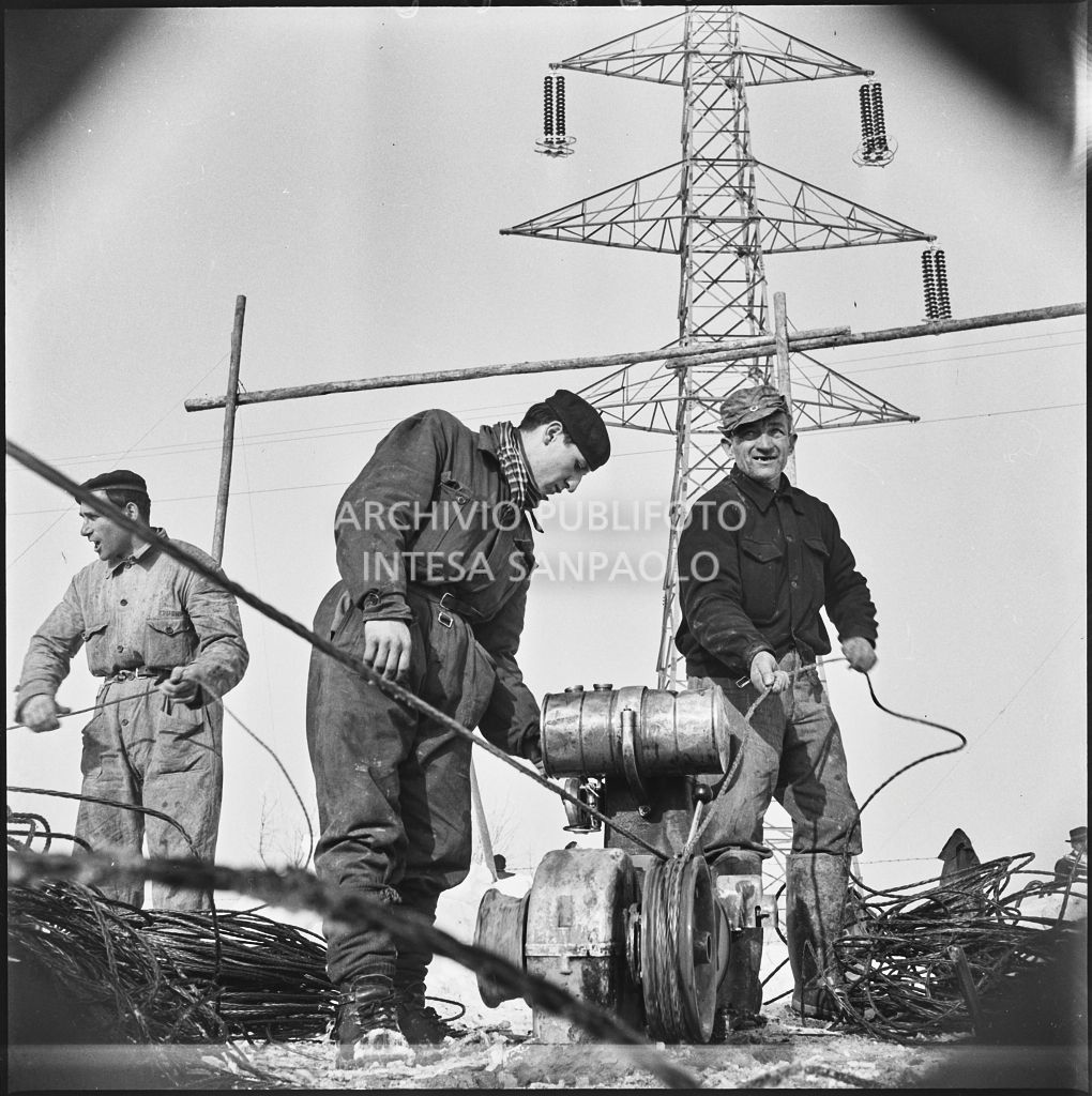 Operai al lavoro per l'allacciamento dei cavi elettrici della Edison<br>196163