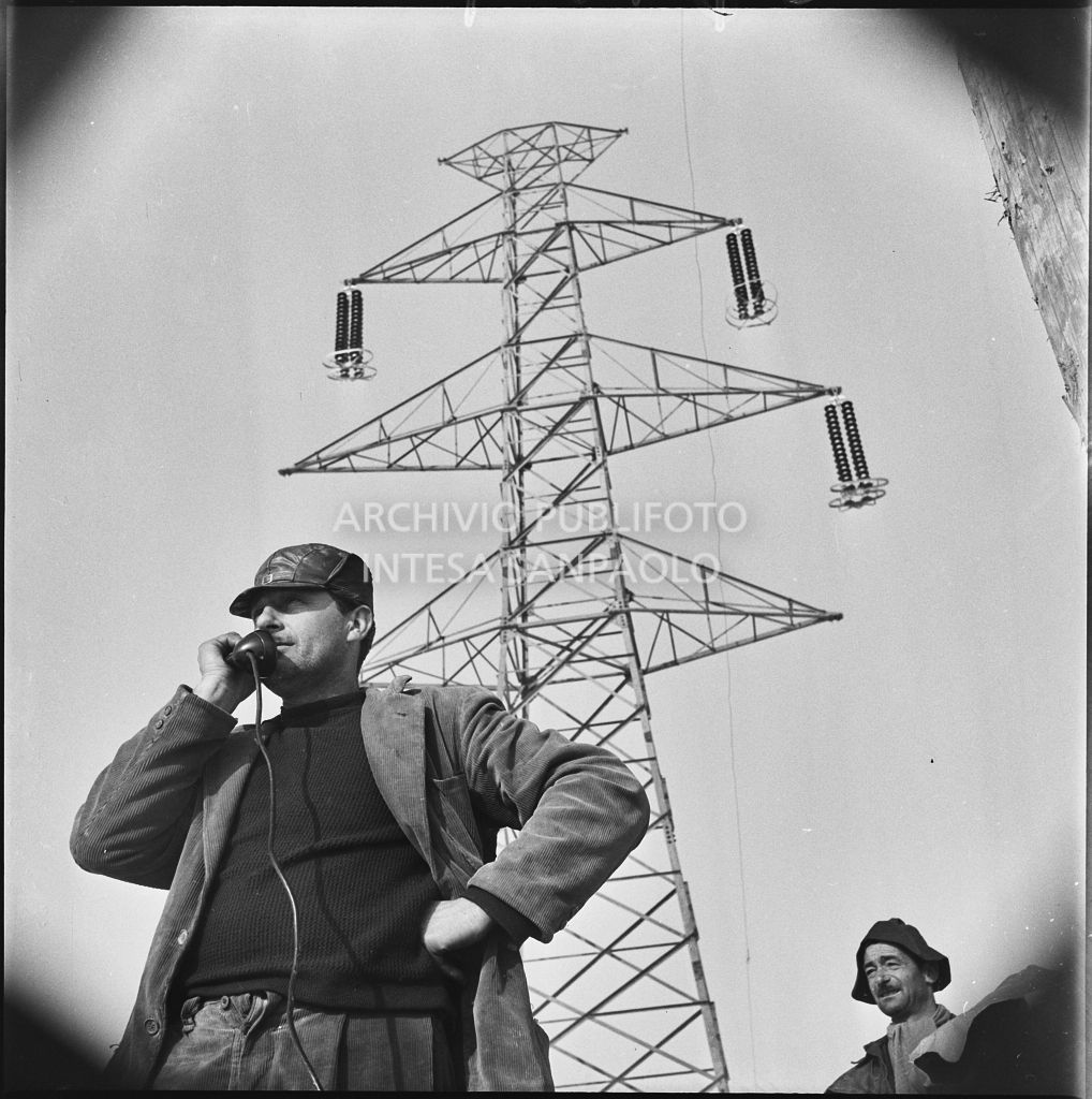 Operaio al telefono durante i lavori di allacciamento dei cavi elettrici della Edison<br>196164