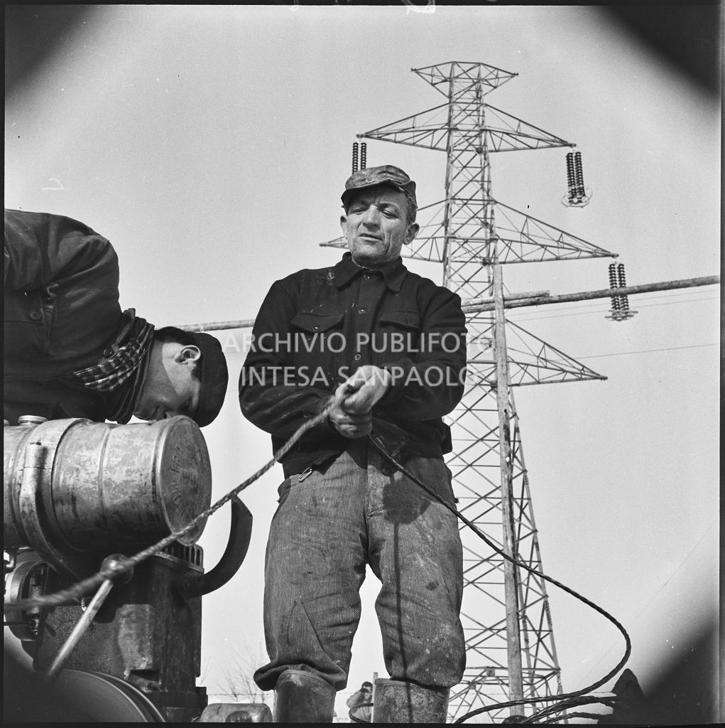 Operai al lavoro per l'allacciamento dei cavi elettrici della Edison<br>196165