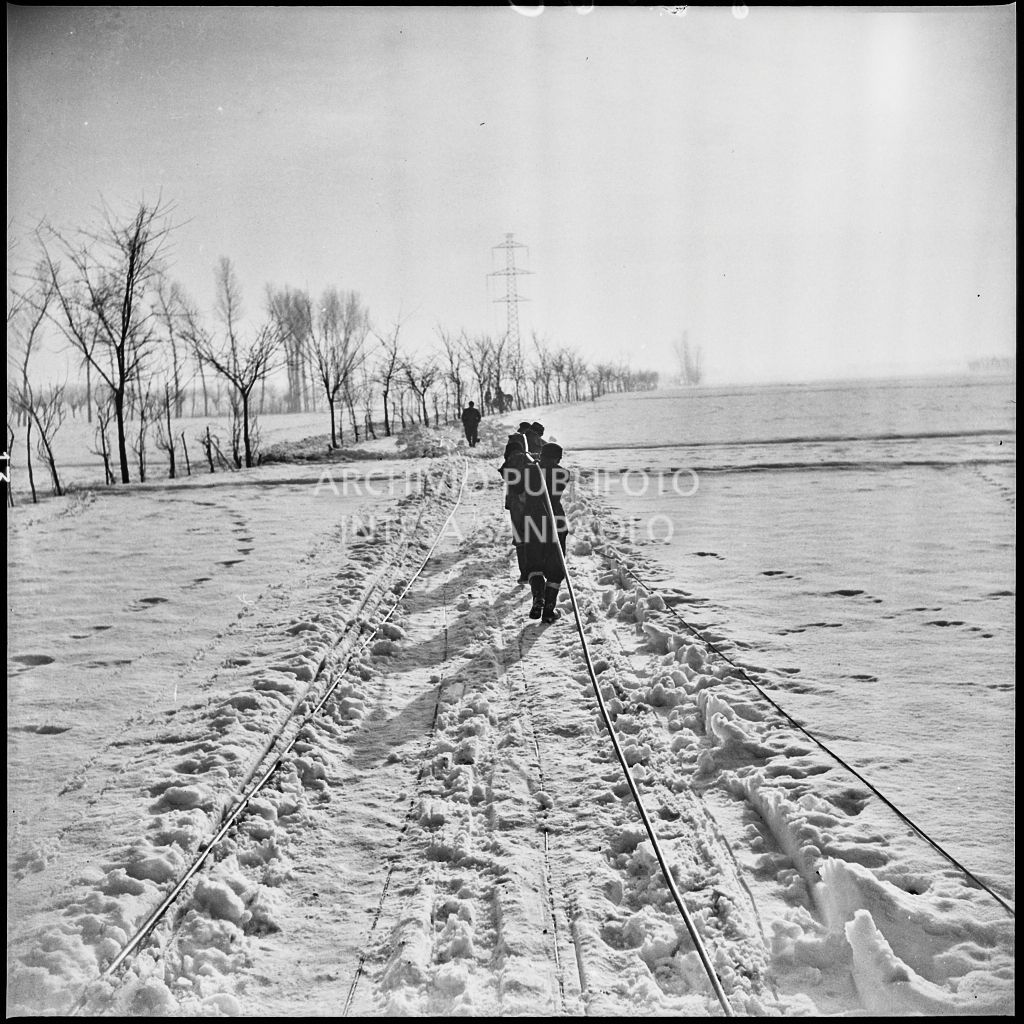 Operai al lavoro nella neve per l'allacciamento dei cavi elettrici della Edison<br>196166