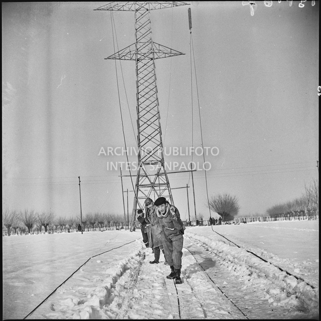 Operai al lavoro nella neve per l'allacciamento dei cavi elettrici della Edison<br>196167