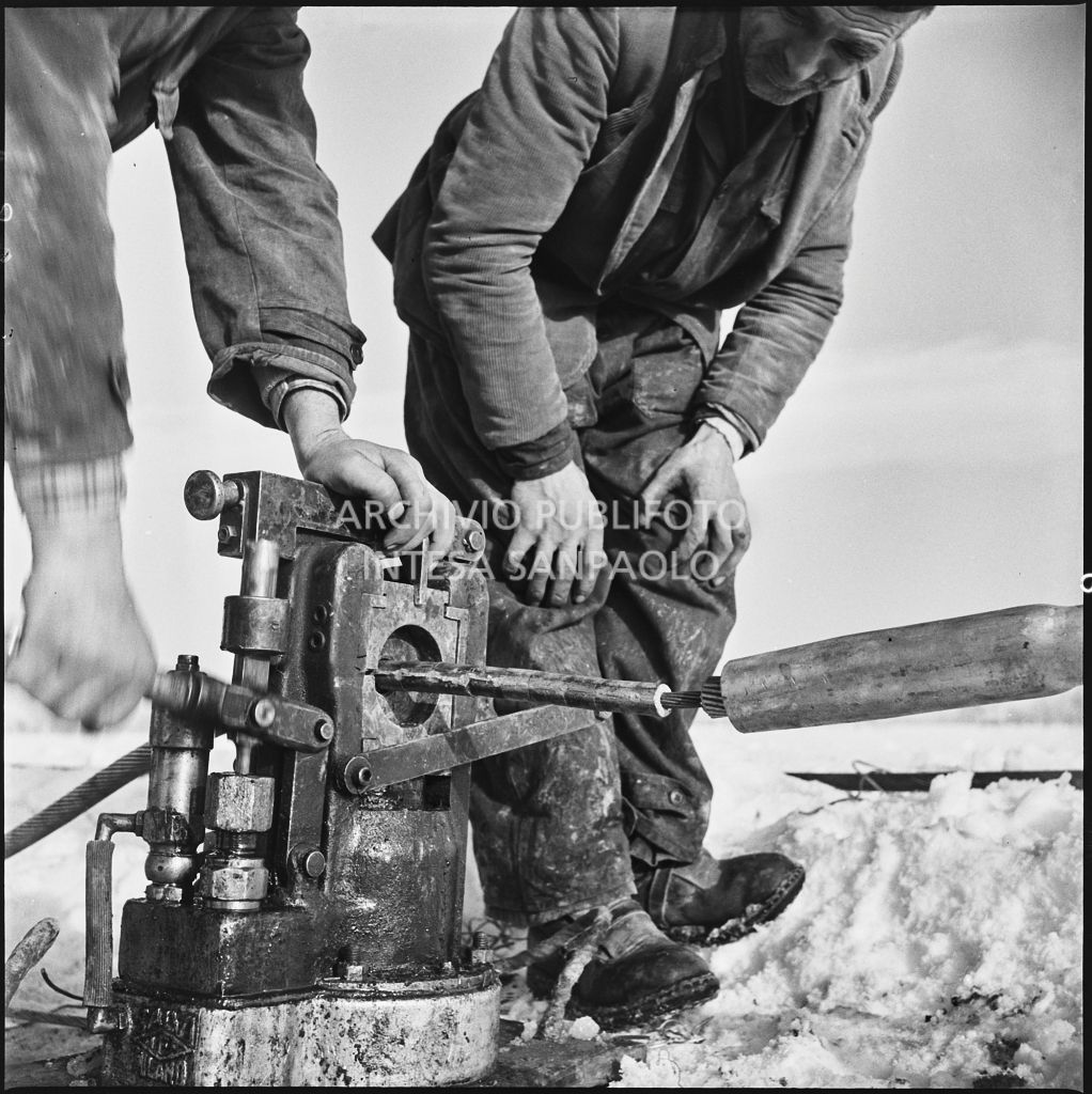 Operai al lavoro nella neve per l'allacciamento dei cavi elettrici della Edison<br>196168