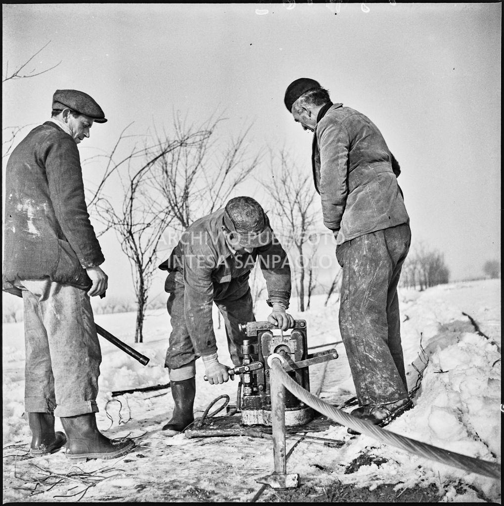 Operai al lavoro nella neve per l'allacciamento dei cavi elettrici della Edison<br>196169