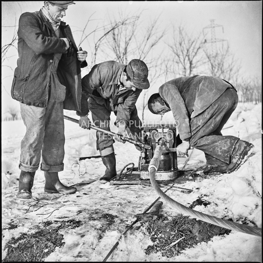 Operai al lavoro nella neve per l'allacciamento dei cavi elettrici della Edison<br>196170