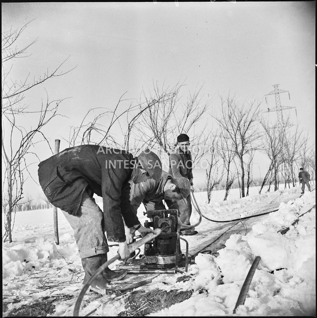 Operai al lavoro nella neve per l'allacciamento dei cavi elettrici della Edison<br>196171