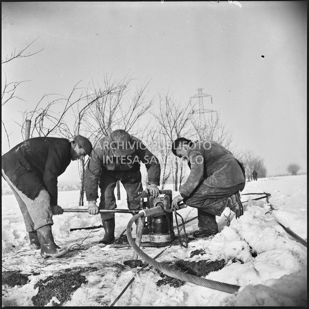 Operai al lavoro nella neve per l'allacciamento dei cavi elettrici della Edison<br>196172