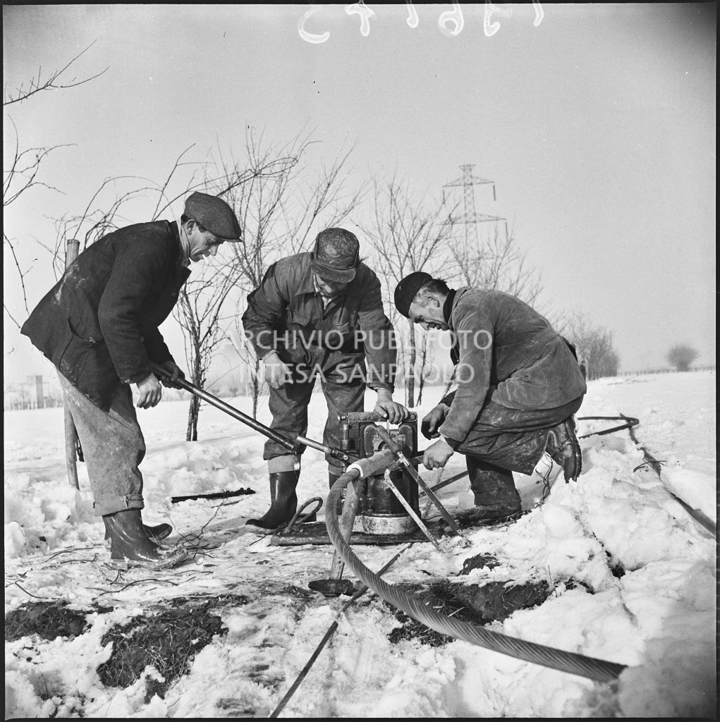 Operai al lavoro nella neve per l'allacciamento dei cavi elettrici della Edison<br>196173