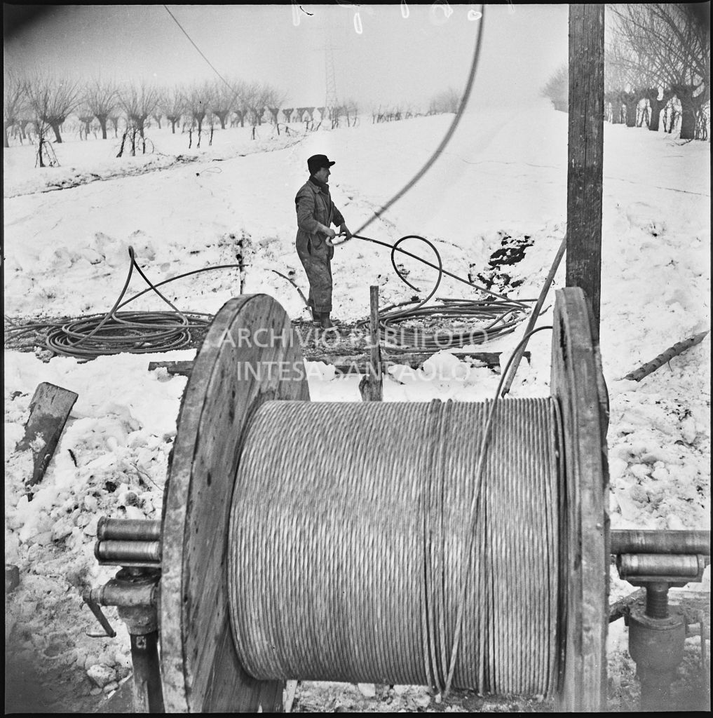 Operaio al lavoro nella neve per l'allacciamento dei cavi elettrici della Edison<br>196174