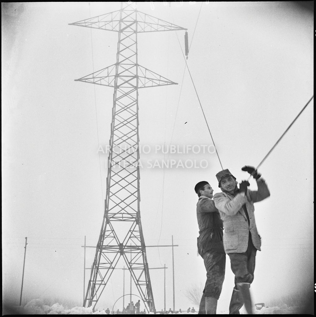 Operai al lavoro nella neve per l'allacciamento dei cavi elettrici della Edison<br>196176