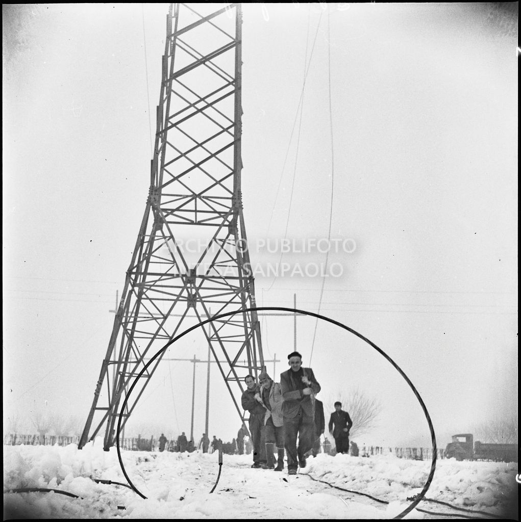 Operai al lavoro nella neve per l'allacciamento dei cavi elettrici della Edison<br>196177