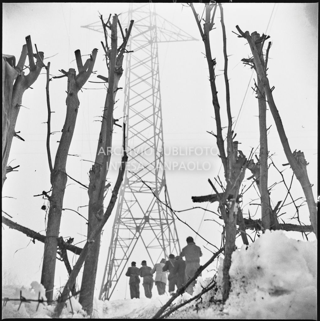 Operai al lavoro nella neve per l'allacciamento dei cavi elettrici della Edison<br>196178