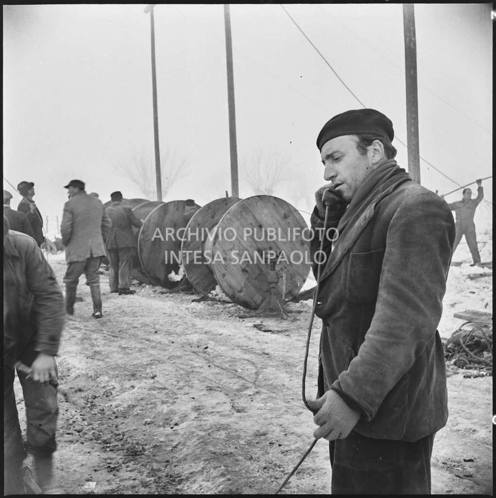Operaio al telefono durante i lavori di allacciamento dei cavi elettrici della Edison<br>196180