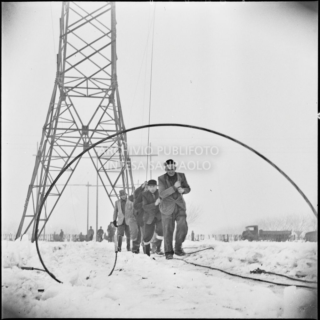 Operai al lavoro nella neve per l'allacciamento dei cavi elettrici della Edison<br>196181