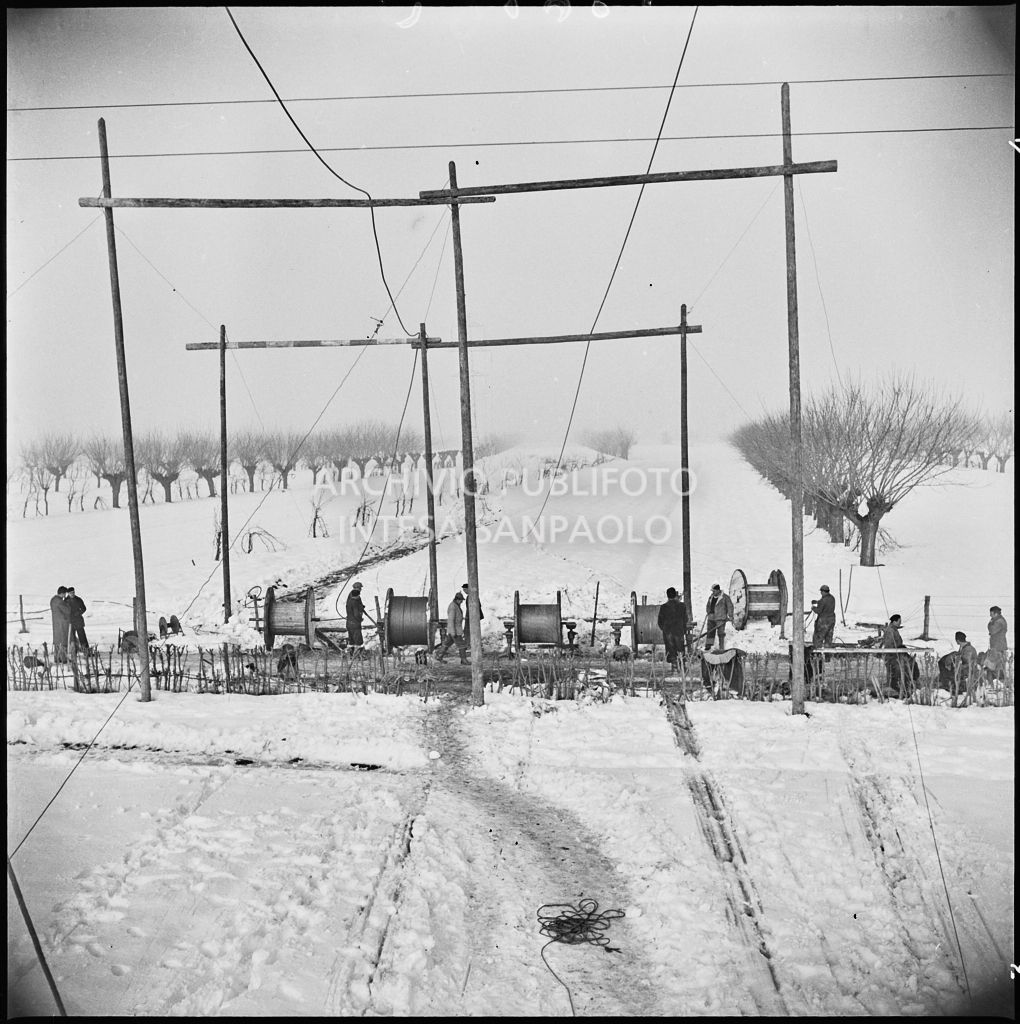 Operai al lavoro nella neve per l'allacciamento dei cavi elettrici della Edison<br>196183