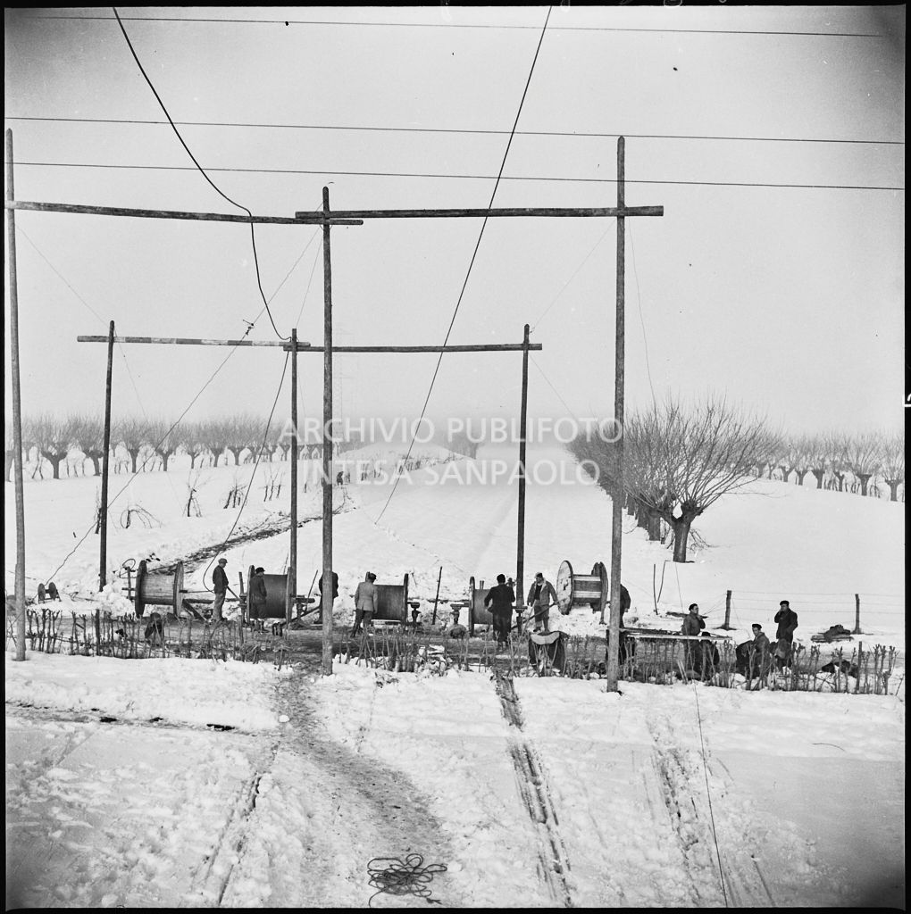 Operai al lavoro nella neve per l'allacciamento dei cavi elettrici della Edison<br>196184