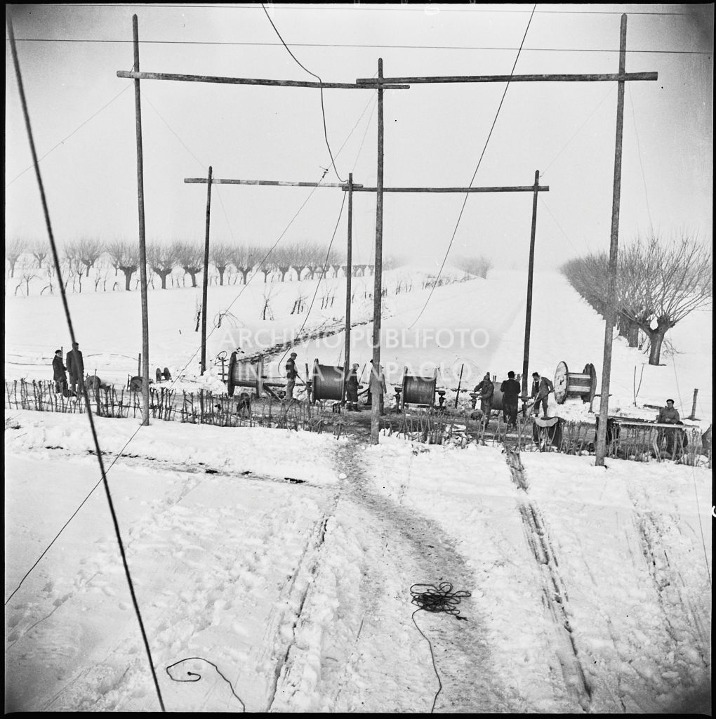 Operai al lavoro nella neve per l'allacciamento dei cavi elettrici della Edison<br>196185
