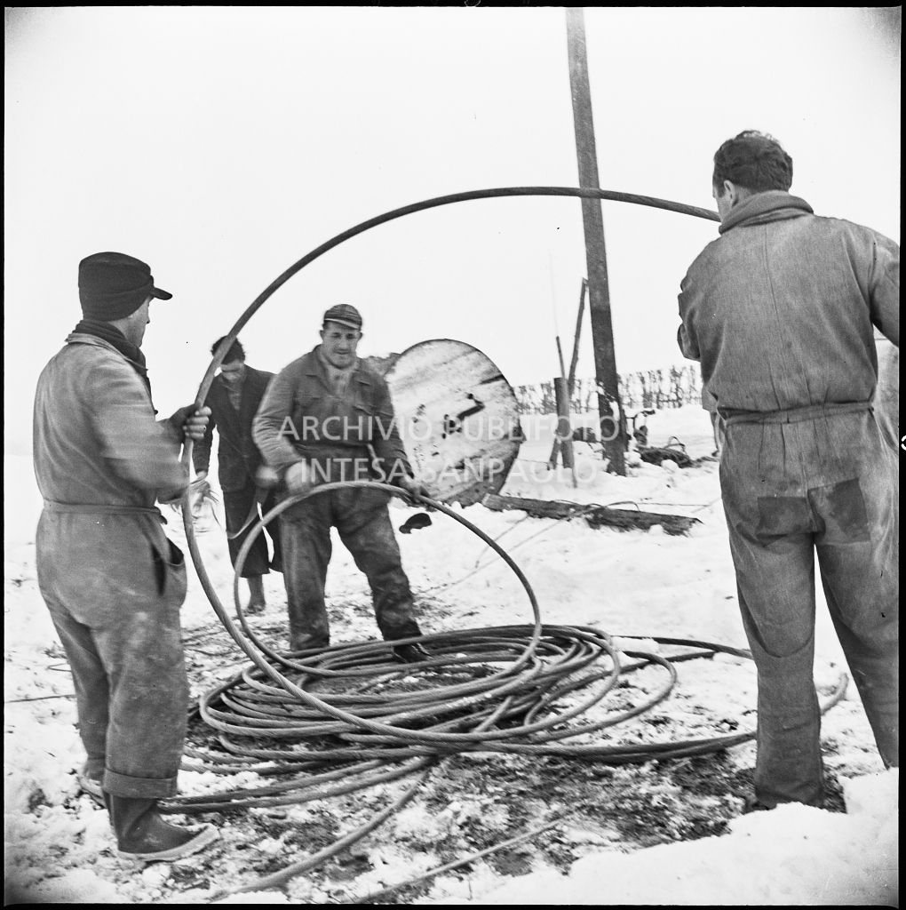 Operai al lavoro nella neve per l'allacciamento dei cavi elettrici della Edison<br>196186