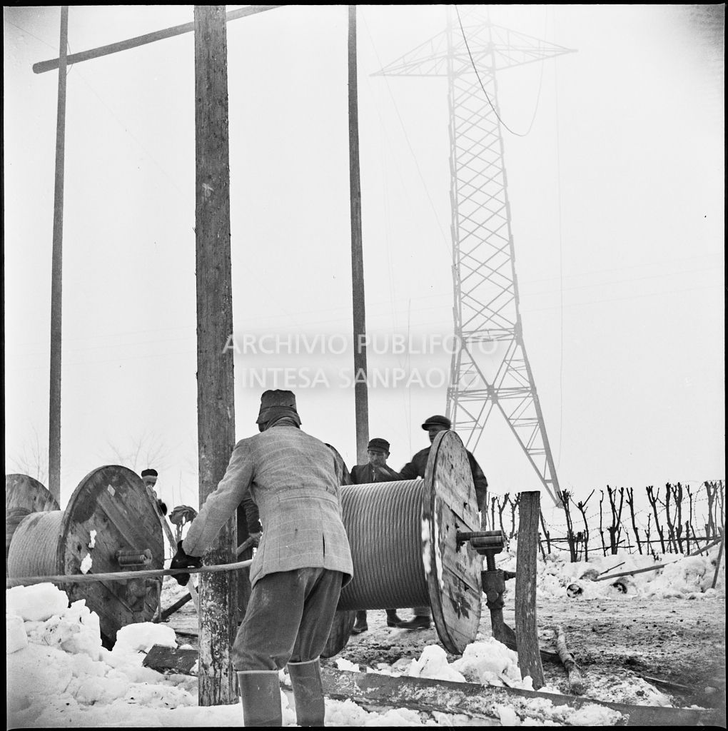 Operai al lavoro nella neve per l'allacciamento dei cavi elettrici della Edison<br>196187