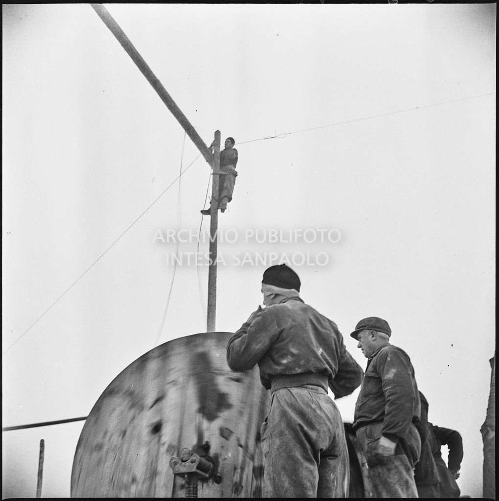 Operai al lavoro per l'allacciamento dei cavi elettrici della Edison<br>196188