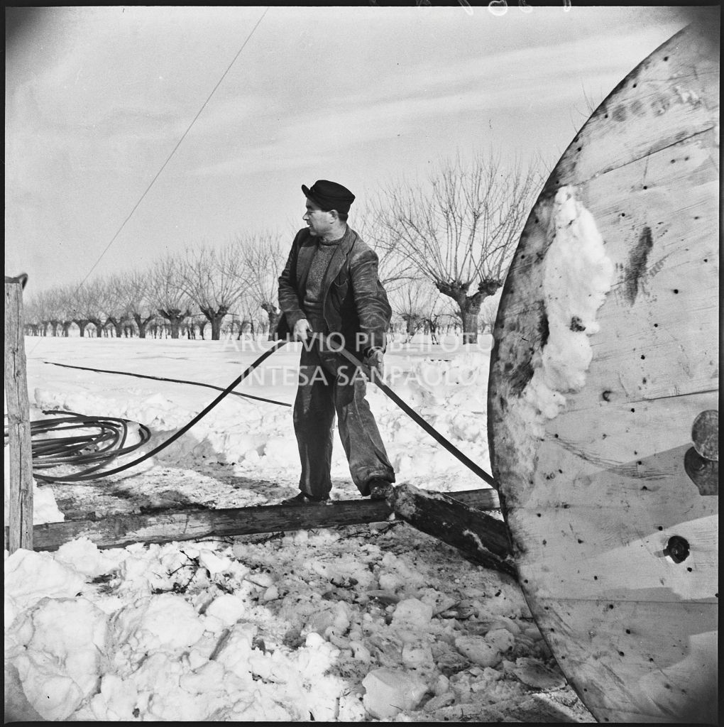 Operaio al lavoro nella neve per l'allacciamento dei cavi elettrici della Edison<br>196189