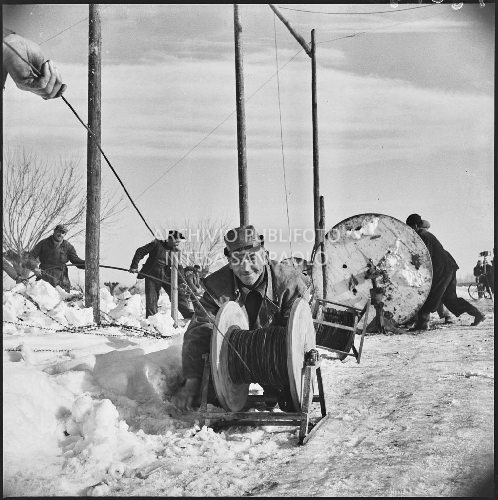 Operai al lavoro nella neve per l'allacciamento dei cavi elettrici della Edison<br>196190