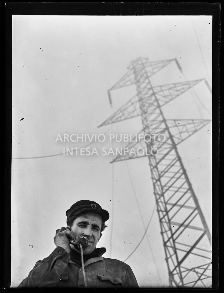 Operaio al telefono durante i lavori di allacciamento dei cavi elettrici della Edison<br>196191