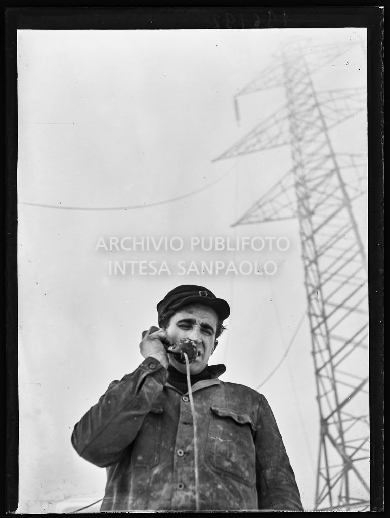 Operaio al telefono durante i lavori di allacciamento dei cavi elettrici della Edison<br>196192