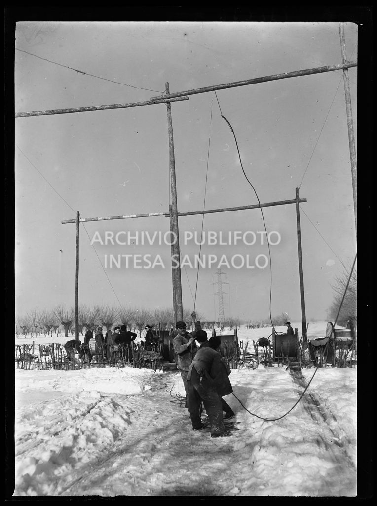 Operai al lavoro nella neve per l'allacciamento dei cavi elettrici della Edison<br>196194