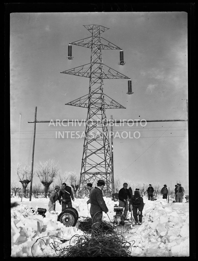 Operai al lavoro nella neve per l'allacciamento dei cavi elettrici della Edison<br>196195