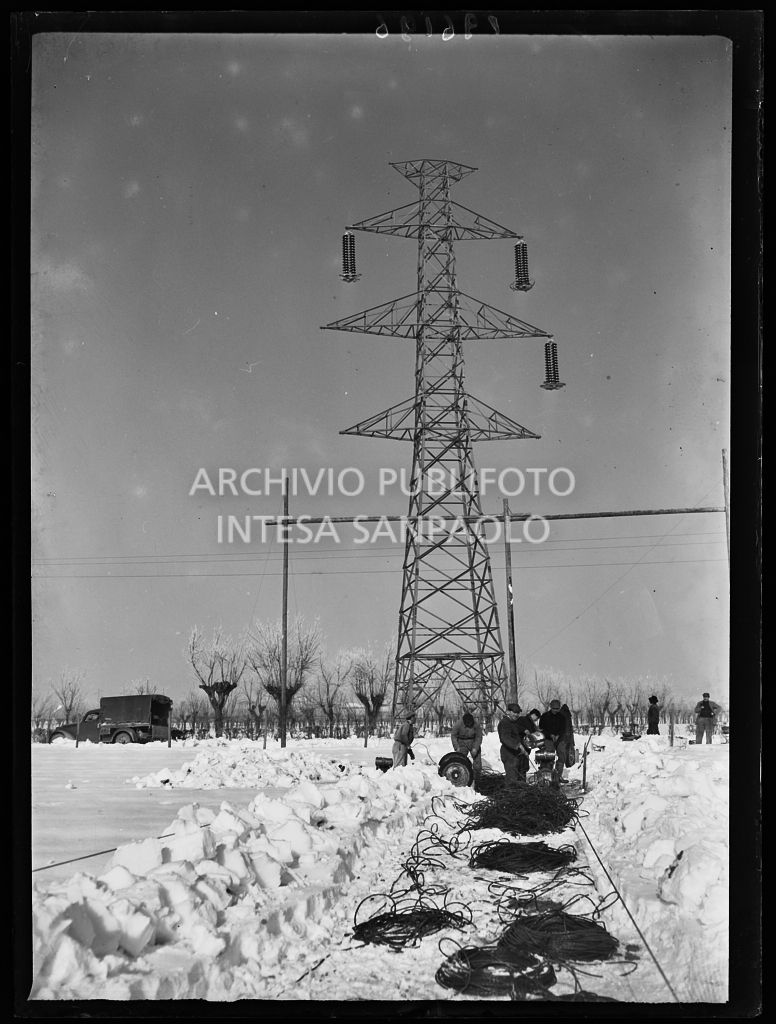Operai al lavoro nella neve per l'allacciamento dei cavi elettrici della Edison<br>196196