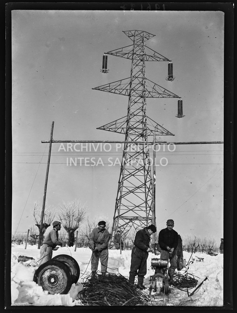 Operai al lavoro nella neve per l'allacciamento dei cavi elettrici della Edison<br>196197
