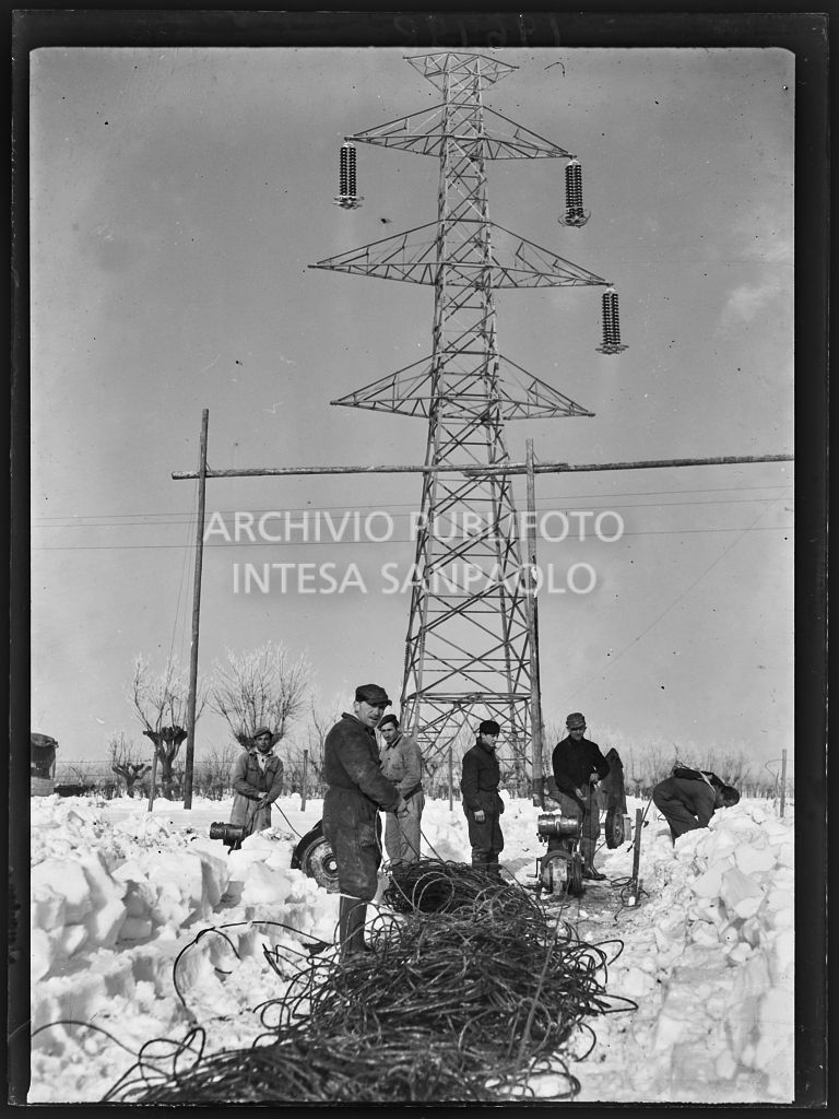 Operai al lavoro nella neve per l'allacciamento dei cavi elettrici della Edison<br>196198