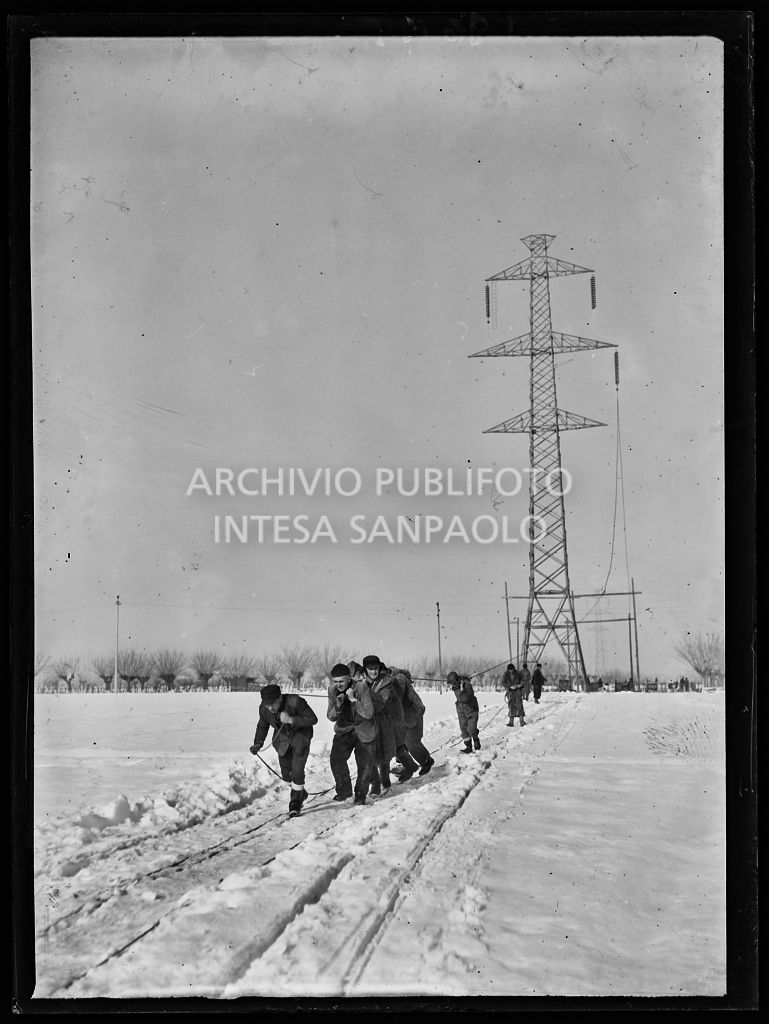 Operai al lavoro nella neve per l'allacciamento dei cavi elettrici della Edison<br>196199