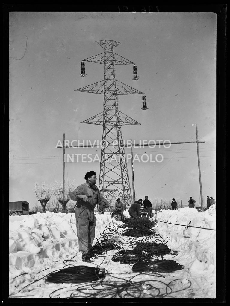 Operai al lavoro nella neve per l'allacciamento dei cavi elettrici della Edison<br>196201