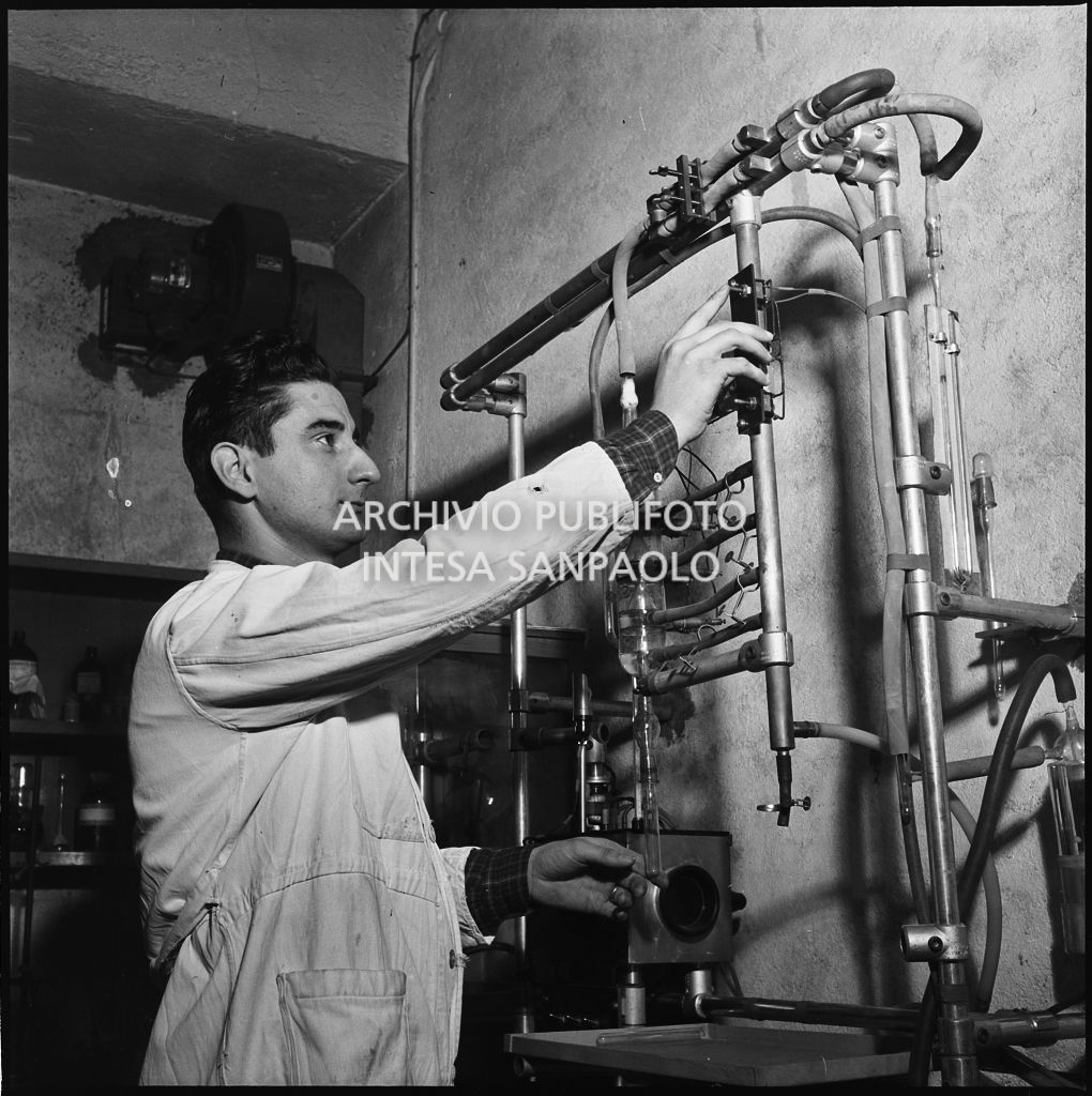 Uomo al lavoro su un impianto del CISE<br>196204