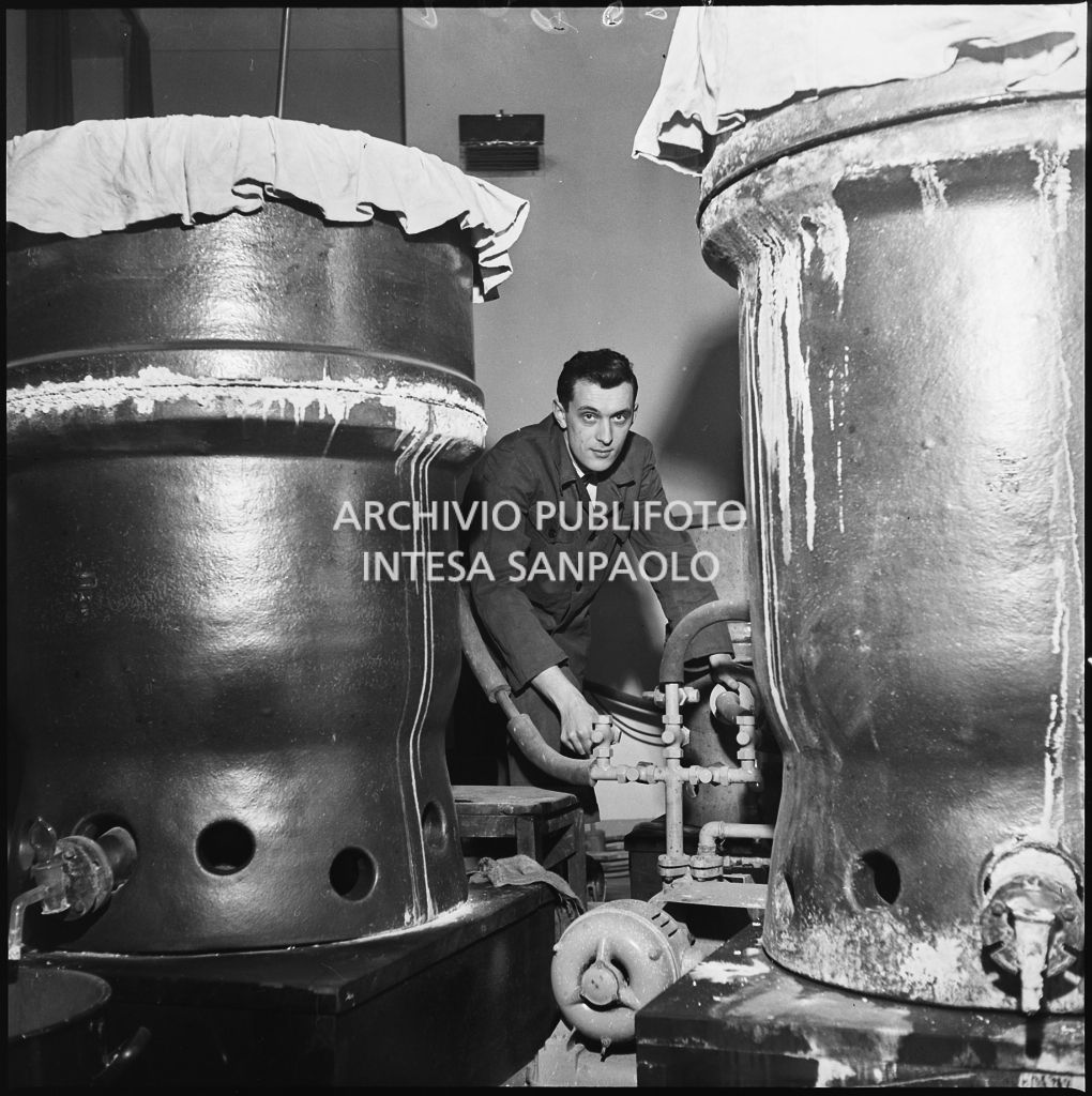 Uomo al lavoro su un impianto del CISE<br>196205