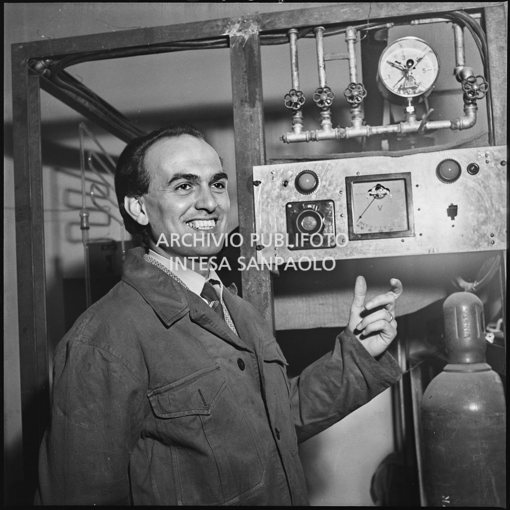 Un uomo in posa davanti ad un impianto del CISE<br>196206