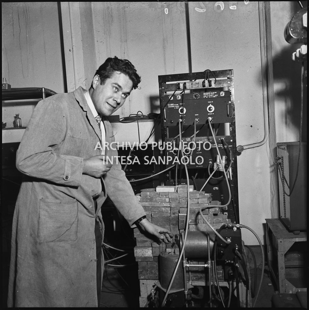 Un uomo davanti ad un impianto del CISE<br>196207