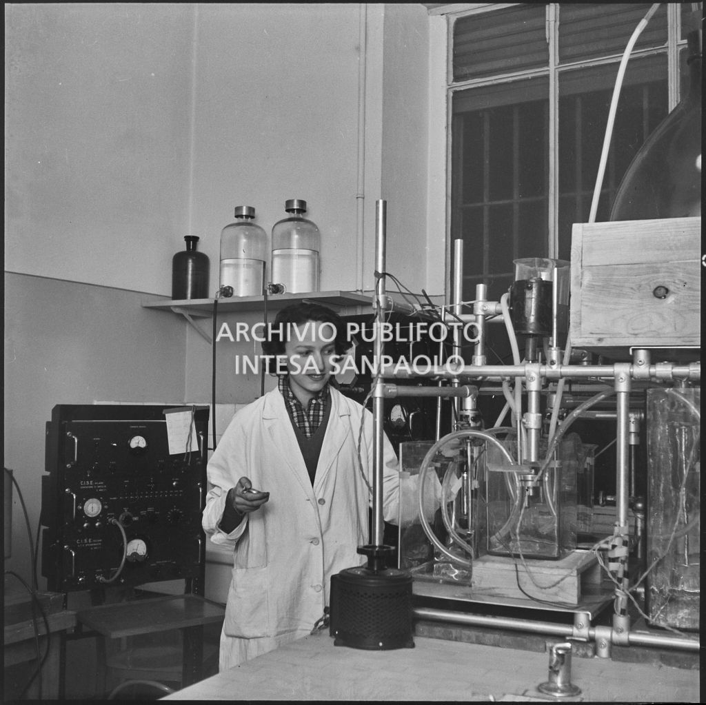Una donna al lavoro presso il laboratorio del CISE<br>196209
