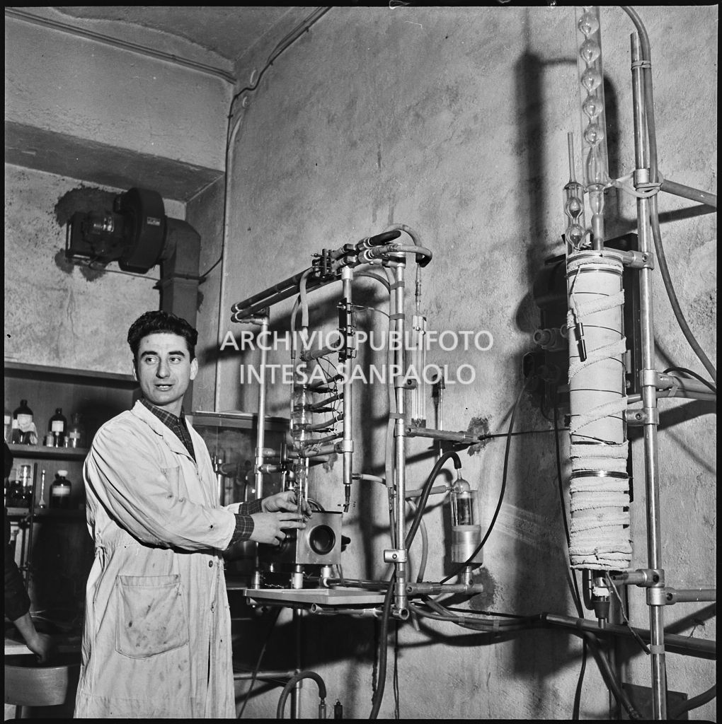 Uomo al lavoro su un impianto del CISE<br>196210