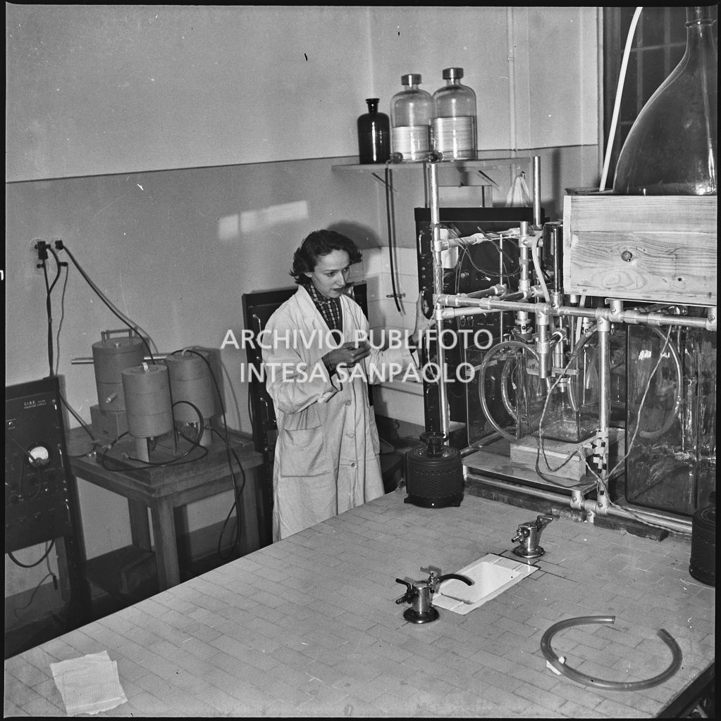 Una donna al lavoro nel laboratorio del CISE<br>196211