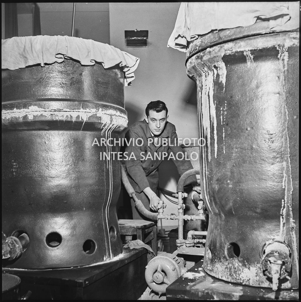 Uomo al lavoro su un impianto del CISE<br>196212