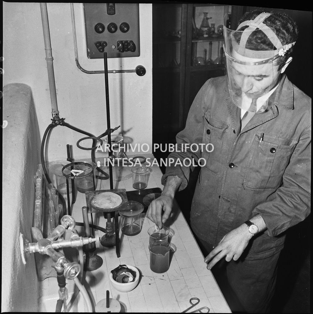 Uomo al lavoro nel laboratorio del CISE<br>196213