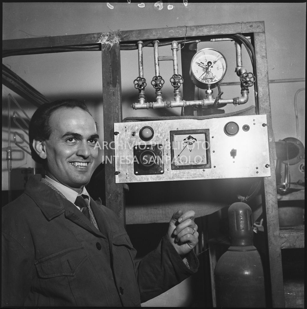 Un uomo in posa davanti ad un impianto del CISE<br>196215