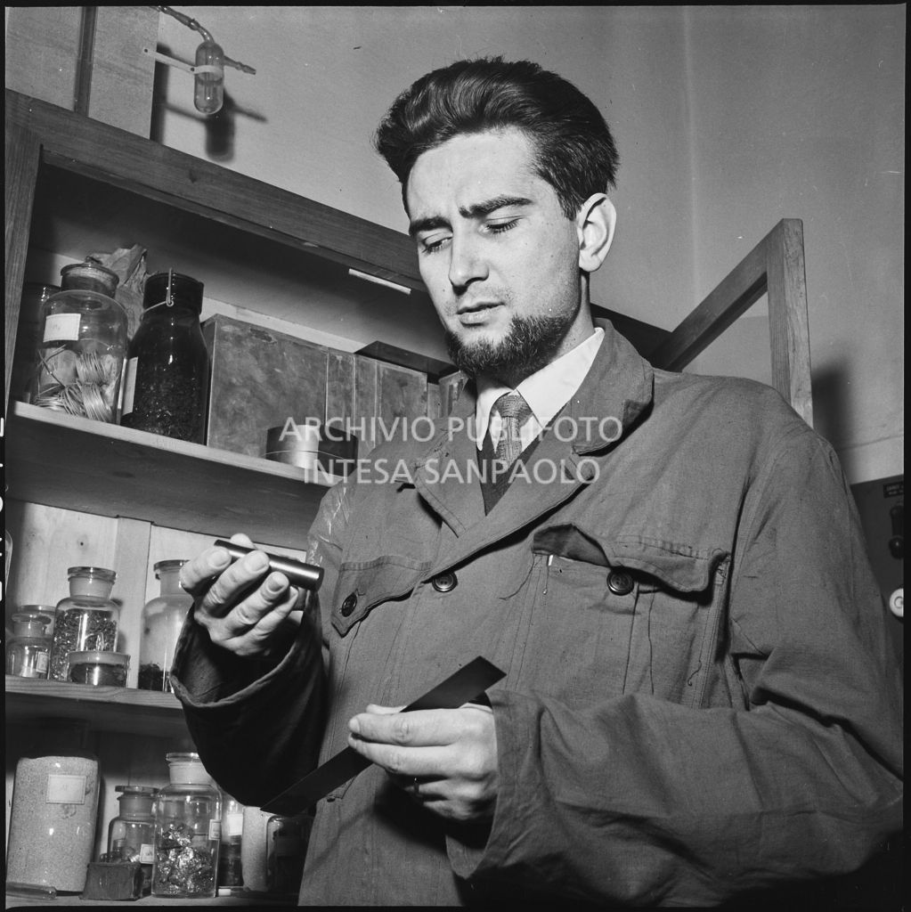 Un uomo nel laboratorio del CISE<br>196216