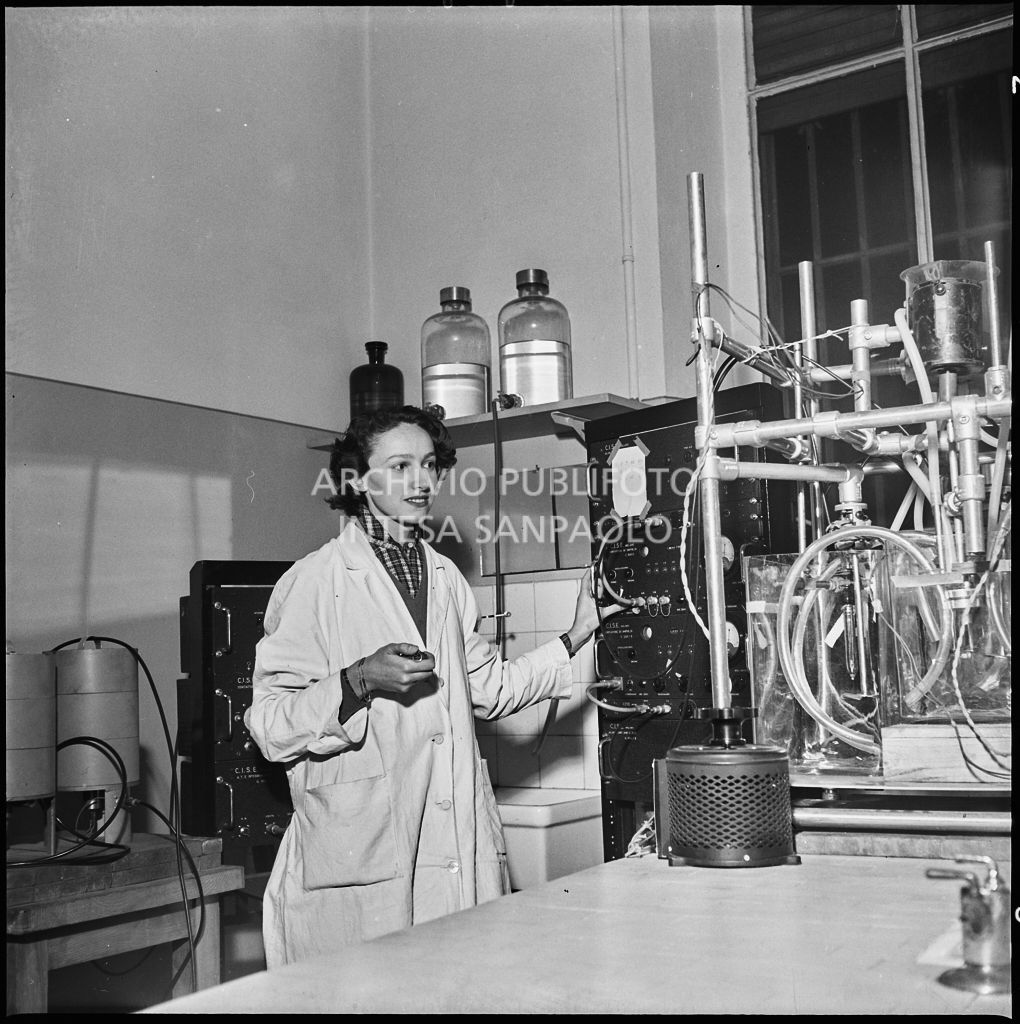 Una donna al lavoro nel laboratorio del CISE<br>196217