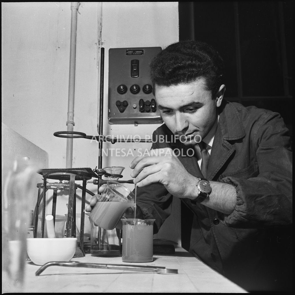 Un uomo al lavoro nel laboratorio del CISE<br>196218